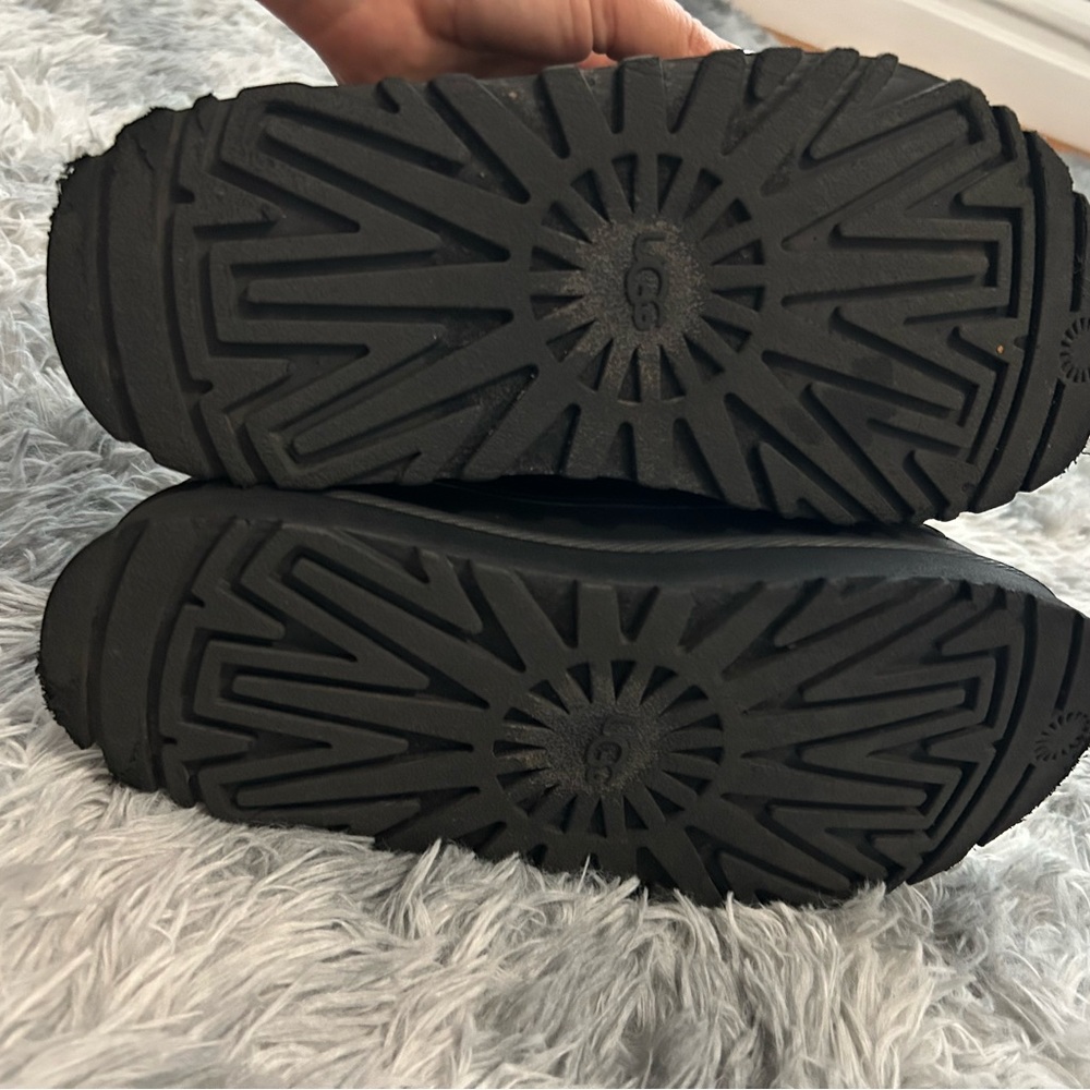 Experience the ultimate in comfort and style with UGG summer sandals. Pre loved